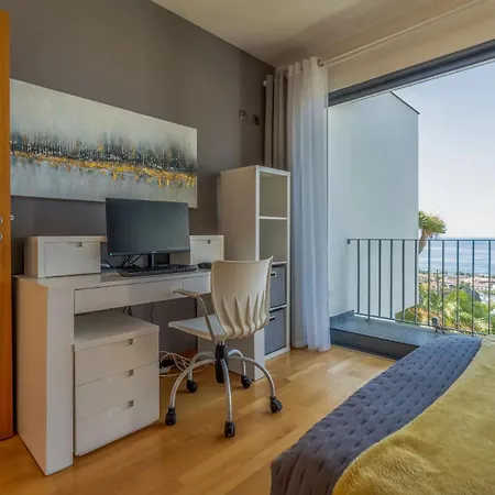 Modern Contemporary 3 Bedroom Apart *