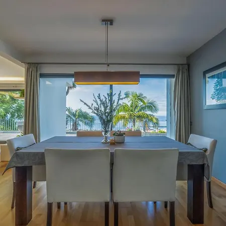 Modern Contemporary 3 Bedroom Apart Guest house
